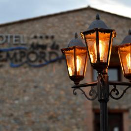 Détail d'un lampadaire extérieur à l'hôtel Aires de l'Empordà