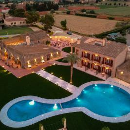 Vue aérienne de la piscine de l'Hôtel Aires de l'Empordà